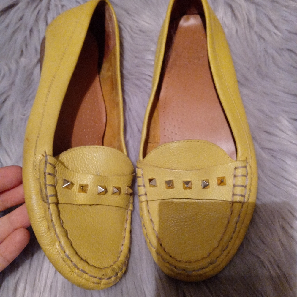 Spikes leather Moccasins. Flat yellow shoes